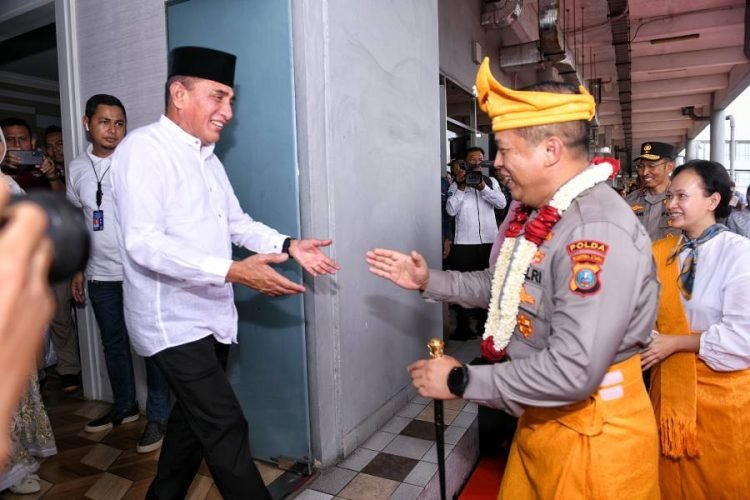 Gubernur Sumatera Utara (Sumut) Edy Rahmayadi bersama Ketua Tim Penggerak Pemberdayaan dan Kesejahteraan Keluarga (TP PKK) Provinsi Sumut Nawal Lubis menyambut kedatangan Kepala Kepolisian Daerah (Kapolda) baru Sumut Irjen Pol Agung Setya Imam Effendi di Bandar Udara Internasional Kualanamu, Kabupaten Deliserdang, Kamis (20/7/2023). (Diskominfo Sumut)