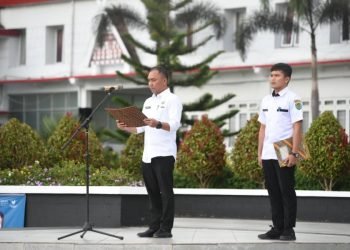 Sekda Tapsel Sofyan Adil menjadi Irup pada upacara perayaan HKN ke-76 tahun 2023 di lapangan Parade Perkantoran Pemerintahan Tapanuli Selatan, Sipirok. (IST)