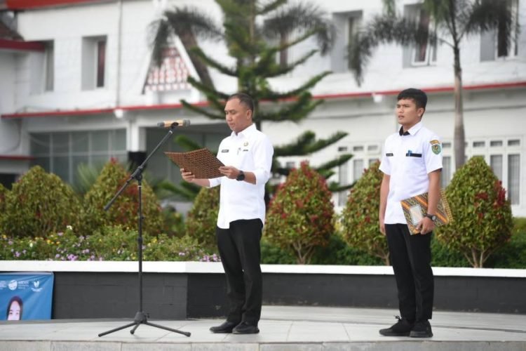Sekda Tapsel Sofyan Adil menjadi Irup pada upacara perayaan HKN ke-76 tahun 2023 di lapangan Parade Perkantoran Pemerintahan Tapanuli Selatan, Sipirok. (IST)