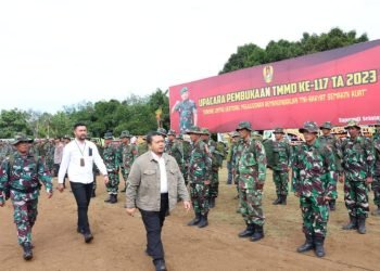 Bupati Tapsel Dolly Pasaribu di dampigi Dandim 0212/ TS Letkol Inf Amrizal Nasution saat memeriksan barisan peserta TMMD Ke-117 di Lapangan SMAN 1 Kelurahan Sitinjak, Kecamatan Angkola Barat Tapsel, Rabu (12/7/2023). (IST)
