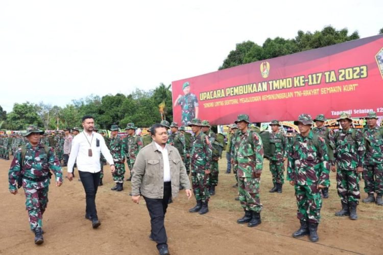 Bupati Tapsel Dolly Pasaribu di dampigi Dandim 0212/ TS Letkol Inf Amrizal Nasution saat memeriksan barisan peserta TMMD Ke-117 di Lapangan SMAN 1 Kelurahan Sitinjak, Kecamatan Angkola Barat Tapsel, Rabu (12/7/2023). (IST)