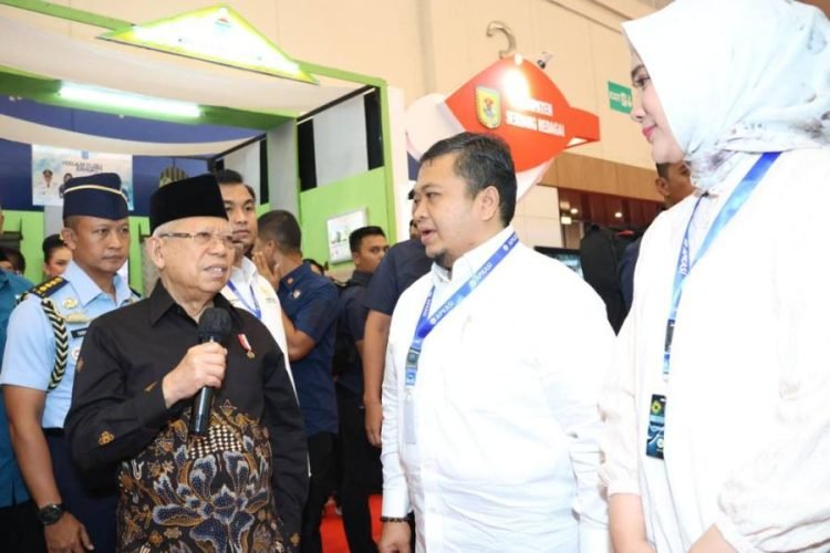 Wapres RI KH Ma’ruf Amin disambut Bupati Tapsel Dolly Pasaribu dan istri saat  mengunjungi stand  Pemekab Tapsel di Apkasi Otonomi Expo 2023, di Hall 3 dan 3A Indonesia Exhibition Convention (ICE) BSD, Kabupaten Tangerang. (IST)