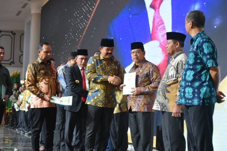Wakil Wali Kota Padangsidimpuan Arwin Siregar saat merima sertifikat aset dari Menteri Agraria dan Tata Ruang di Aula Raja Inal Siregar, Kamis (20/7/2023). (IST)