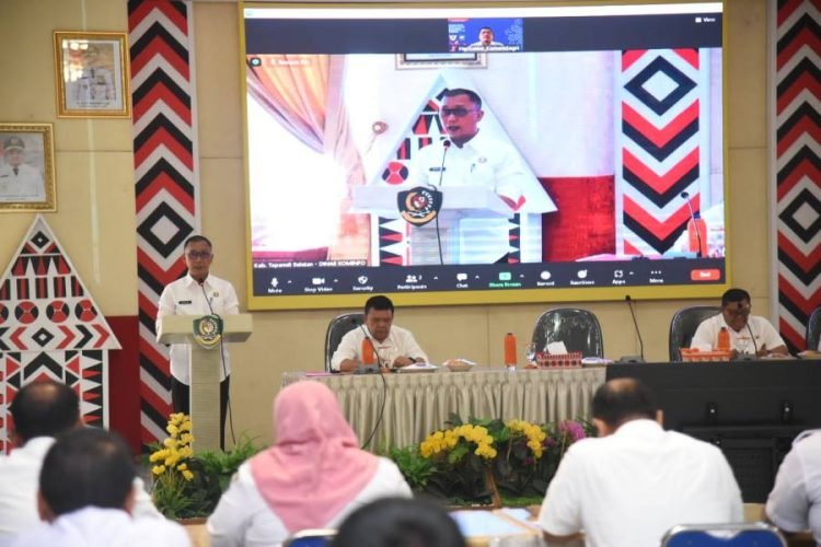 Sekda Tapsel Soyan Adil memberikan sambutan pada pembukaan Konsultasi Publik Rancangan Awal RPJPD Kabupaten Tapanuli Selatan Tahun 2025-2045, di Aula Sarasi, Lantai III Kantor Bupati Tapsel, Rabu (12/7/2023). (IST)