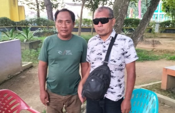 Pak Selamat (kiri) usai memberi keterangan tentang kasus dugaan perselingkuhan istrinya. (HOM)