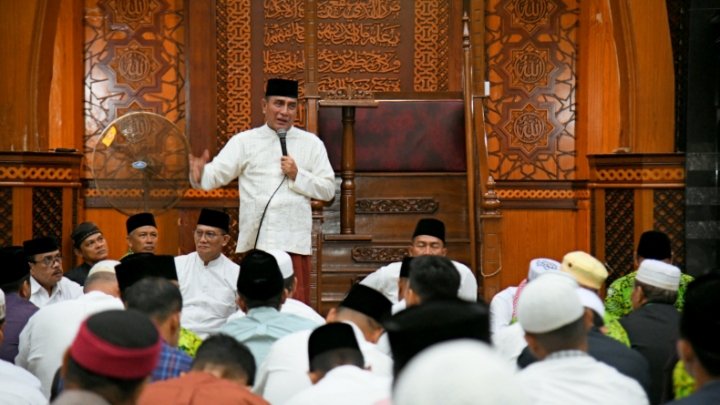 Gubernur Sumut  Edy Rahmayadi Salat Subuh Berjama'ah di Masjid Agung Sibolga, Jalan S. Parman, Kota Sibolga, Rabu (2/8/2023). (Diskominfo Sumut)