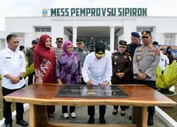 Gubernur Sumut  Edy Rahmayadi bersama Ketua TP PKK Sumut  Nawal Lubis meninjau sekaligus meresmikan Mess Pemprov Sumut di Sipirok, Jalan Lintas Tarutung - Padangsidimpuan, Kabupaten Tapanuli Selatan, Rabu (2/8/2023).  (Diskominfo Sumut)