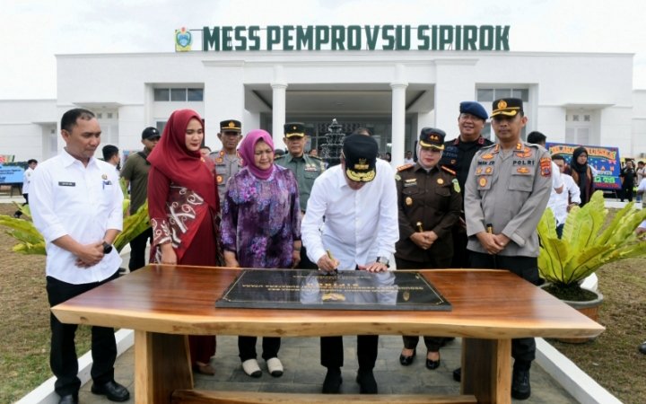 Gubernur Sumut  Edy Rahmayadi bersama Ketua TP PKK Sumut  Nawal Lubis meninjau sekaligus meresmikan Mess Pemprov Sumut di Sipirok, Jalan Lintas Tarutung - Padangsidimpuan, Kabupaten Tapanuli Selatan, Rabu (2/8/2023).  (Diskominfo Sumut)