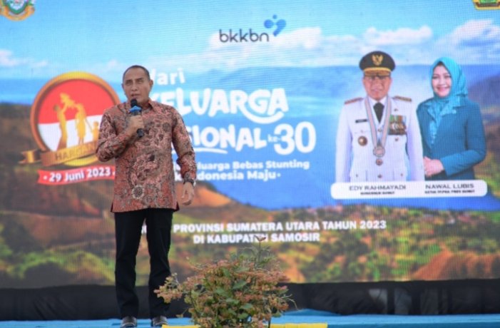 Gubernur Sumatera Utara (Sumut) Edy Rahmayadi menghadiri puncak perayaan Hari Keluarga Nasional (Harganas) ke-30 Tingkat Provinsi Sumut di lapangan Desa Ulos Lumban Suhi-suhi Kecamatan Pangururan,  Kabupaten Samosir, baru-baru ini.   (Diskominfo Provsu)