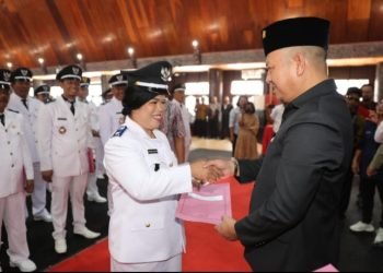 Tampak Bupati Nikson Nababan sama-sama tersenyum dengan  Kepala Desa yang baru dilantik, di antaranya ada perempuan. (IST)