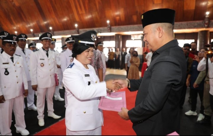 Tampak Bupati Nikson Nababan sama-sama tersenyum dengan  Kepala Desa yang baru dilantik, di antaranya ada perempuan. (IST)