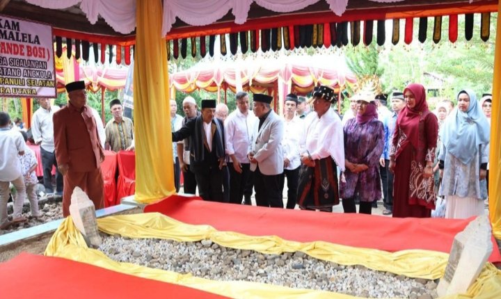 Gubsu Edy Rahmayadi bersama Ketua TP PKK Sumut Nawal Lubis didampingi Bupati Tapsel Dolly Pasaribu saat ziarah ke makam Namora Pande Bosi di Kecamatan Batang Angkola, Rabu (2/8). (IST)