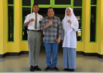 Wali Kota Irsàn Nasution foto dengan dua pelajar yang menjadi anggota paskibra Provinsi Sumatera Utara mewakili Kota Padangsidimpuan. (IST)