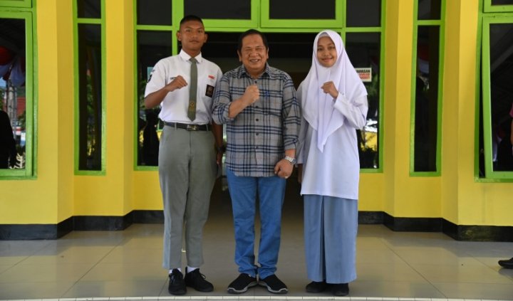 Wali Kota Irsàn Nasution foto dengan dua pelajar yang menjadi anggota paskibra Provinsi Sumatera Utara mewakili Kota Padangsidimpuan. (IST)