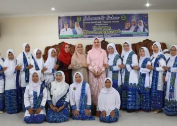 Ketua Tim Penggerak Pemberdayaan dan Kesejahteraan Keluarga (PKK) Kabupaten Tapsel  Rosalina Dolly Pasaribu foto bersama dengan jemaah BKMT. (IST)