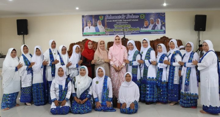 Ketua Tim Penggerak Pemberdayaan dan Kesejahteraan Keluarga (PKK) Kabupaten Tapsel  Rosalina Dolly Pasaribu foto bersama dengan jemaah BKMT. (IST)