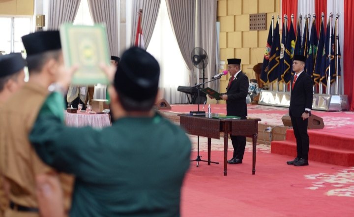 Gubernur Sumatera Utara (Sumut) Edy Rahmayadi melantik sejumlah Pejabat Administrator, Pengawas dan Kepala Sekolah (Kepsek) tingkat SMA/SMK di lingkungan Pemerintah Provinsi (Pemprov) Sumut di Aula Tengku Rizal Nurdin, Jalan Jenderal Sudirman Nomor 41 Medan, Jumat (4/8). (Diskominfo Sumut)