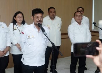 Menteri Pertanian Republik Indonesia Syahrul Yasin Limpo didampingi Gubernur Sumatera Utara (Sumut) Edy Rahmayadi memberikan pemaparan pada Rapat Koordinasi Penanggulangan Dampak El-Nino di Provinsi Sumut di Aula Raja Inal Siregar Lantai 2 Kantor Gubernur Sumut Jalan Diponegoro Nomor 30 Medan, Jumat (4/8). (Diskominfo Sumut)