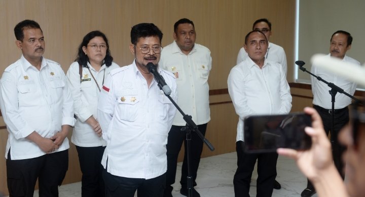 Menteri Pertanian Republik Indonesia Syahrul Yasin Limpo didampingi Gubernur Sumatera Utara (Sumut) Edy Rahmayadi memberikan pemaparan pada Rapat Koordinasi Penanggulangan Dampak El-Nino di Provinsi Sumut di Aula Raja Inal Siregar Lantai 2 Kantor Gubernur Sumut Jalan Diponegoro Nomor 30 Medan, Jumat (4/8). (Diskominfo Sumut)