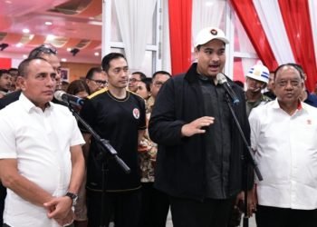 Gubernur Sumatera Utara Edy Rahmayadi bersama Menteri Pemuda dan Olahraga (Menpora) Republik Indonesia (RI) Ario Bimo Nandito Ariotedjo dan Ketua Komite Olahraga Nasional Indonesia (KONI) Pusat Marciano Norman melaksanakan rapat koordinasi lanjutan persiapan Pekan Olahraga Nasional XXI Aceh - Sumut Tahun 2024 di Aula Tengku Rizal Nurdin, Rumah Dinas Gubernur Sumut, Jalan Sudirman Medan, Jumat (4/8/2023) malam. (Diskominfo Sumut)