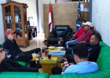 Ketua PWI Tabagsel yang baru Kodir Pohan saat memimpin raker perdana di sekretariat PWI Tabagsel Padangsidimpuan. (IST)