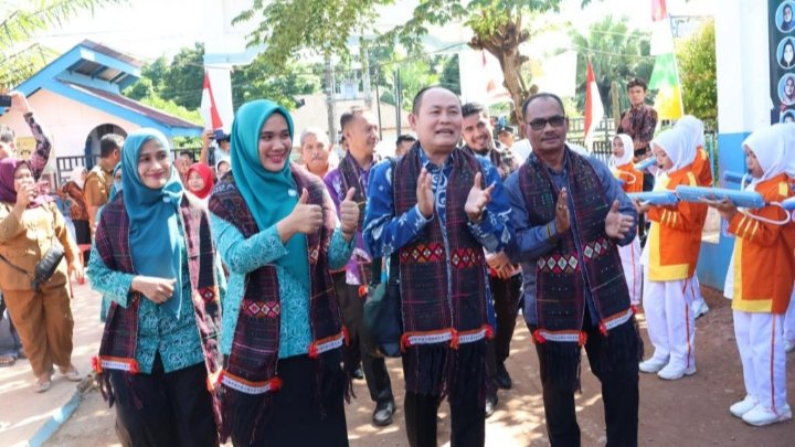 Ketua TP. PKK Tapsel Rosalina Dolly Pasaribu saat  mendampingi Reza Pahlevi Lubis sebagai Ketua Tim evaluasi desa binaan dari Provsu serta dua anggotanya yakni, Hardianto dan Andre di Desa Napa. (IST)