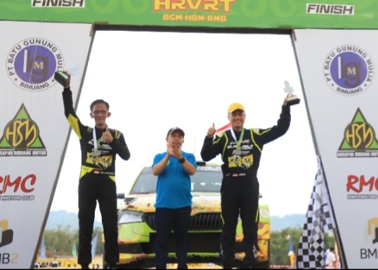 Menyudahi Kejuaraan Nasional (Kejurnas) Round 2 South Borneo Rally di Kabupaten Tapin, Kalimantan Selatan, Minggu (6/8), Wakil Gubernur (Wagub) Sumatera Utara (Sumut) Musa Rajekshah raih peringkat lima secara umum juga kelas M1 dengan total waktu 1:22:11.6.  (DISKOMINFO SUMUT)