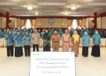 Bupati Tapsel Dolly dan TP.PKK Rosalina Pasaribu foto bersama jajaran TP PKK.Tapsel. (IST)