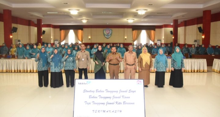 Bupati Tapsel Dolly dan TP.PKK Rosalina Pasaribu foto bersama jajaran TP PKK.Tapsel. (IST)