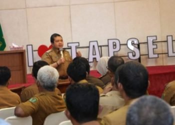 Bupati Tapsel Dolly Pasaribu saat memberikan sambutan di sosialisasi hukum Kejaksaan Negeri Kabupaten Tapanuli Selatan di Gedung Serba Guna kantor Bupati Tapsel, Senin (7/8). (IST)