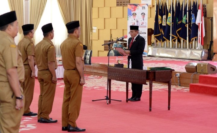 Gubernur Sumatera Utara (Sumut) Edy Rahmayadi melantik sejumlah Kepala Sekolah SMA dan SMK pada Lingkungan Pemerintah Provinsi Sumut di Aula Tengku Rizal Nurdin Jalan Jenderal Sudirman Nomor 41 Medan, Rabu (9/8). (Diskominfo Sumut)