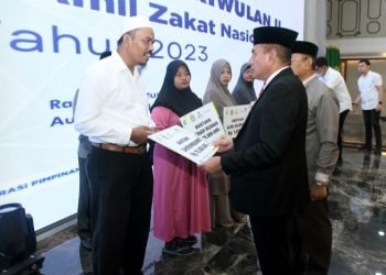 Gubernur Sumut Edy Rahmayadi menyerahkan bantuan Zakat Triwulan II Badan Amil Zakat Nasional (BAZNAS) Sumut Tahun 2023 di Aula Raja Inal Siregar, lantai 2 Kantor Gubernur Sumut, Jalan Diponegoro No. 30, Medan, Rabu (9/8/2023). (Diskominfo Sumut)