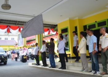 Wali Kota Padangsidimpuan, Irsan Efendi Nasution, SH, MM saat melepas rombongan Nasyid Kota Padangsidimpuan menuju Medan dari Pendopo Kantor Wali Kota Padangsidimpuan, Rabu (09/08). (IST)