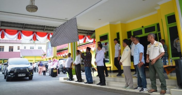Wali Kota Padangsidimpuan, Irsan Efendi Nasution, SH, MM saat melepas rombongan Nasyid Kota Padangsidimpuan menuju Medan dari Pendopo Kantor Wali Kota Padangsidimpuan, Rabu (09/08). (IST)