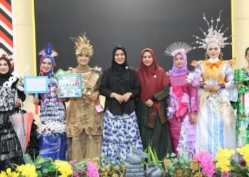 Ketua TP PKK Tapsel Rosalina Dolly Pasaribu foto bersama dengan para juara kader Dasawiswa Tapsel. (IST)