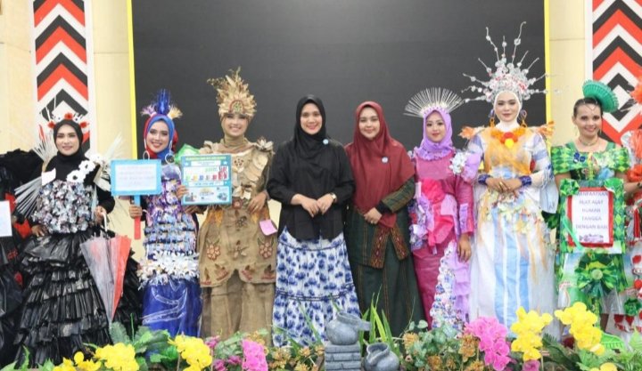 Ketua TP PKK Tapsel Rosalina Dolly Pasaribu foto bersama dengan para juara kader Dasawiswa Tapsel. (IST)