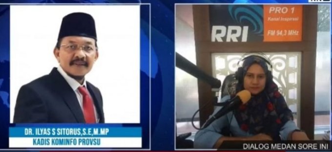 Kepala Dinas Komunikasi dan Informatika Sumatera Utara (Sumut) Ilyas S Sitorus saat menjadi narasumber Dialog Interaktif dalam rangka menyambut Hari Ulang Tahun (HUT) ke-78 Kemerdekaan Republik Indonesia di Studio Stasiun RRI Pro 1 Medan Jalan Gatot Subroto Nomor 214 Medan, Rabu (9/8). (DISKOMINFO SUMUT)