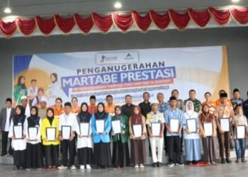 Bupati Tapsel Dolly Pasaribu fhoto bersama dengan para pelajar penerima Beasiswa. (IST)