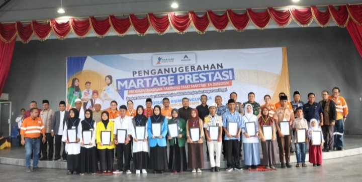 Bupati Tapsel Dolly Pasaribu fhoto bersama dengan para pelajar penerima Beasiswa. (IST)