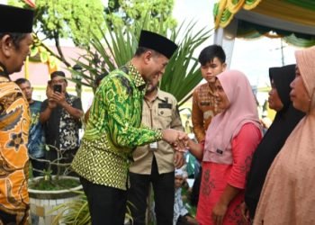 Wagubsu Musa Rajeckshah menyerahkan Zakat ASN pada masyarakat. (IST)