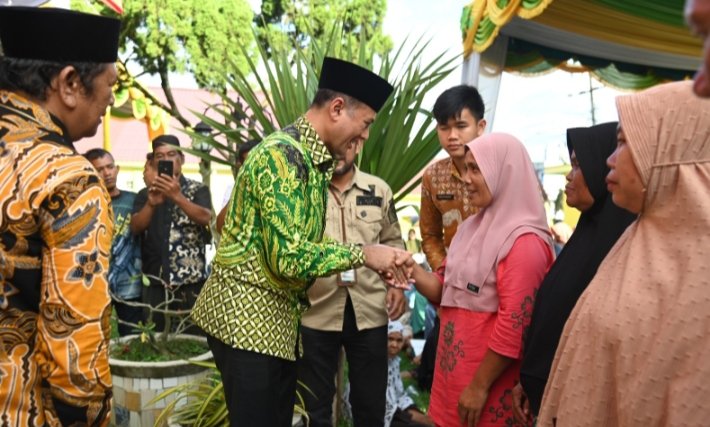 Wagubsu Musa Rajeckshah menyerahkan Zakat ASN pada masyarakat. (IST)