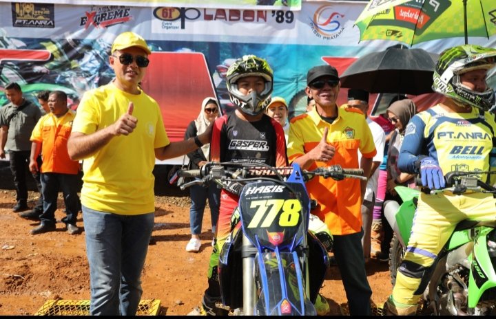 Wakil Gubernur (Wagub) Sumatera Utara (Sumut) Musa Rajekshah  membuka Super Gasstrack Kosgoro 1957  memperebutkan trophy Musa Rajekshah di sirkuit permanen Anak Rakyat (ANRA), Desa Lopian, Kecamatan Badiri, Kabupaten Tapanuli Tengah (Tapteng), Minggu (13/8). (DISKOMINFO SUMUT)

 