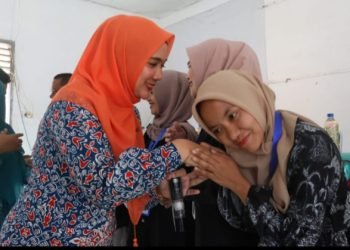Ketua TP PKK Rosalina Dolly Pasaribu menyalami Tim Enumerator Survei Kesehatan Indonesia (SKI) untuk wilayah Kecamatan Angkola Selatan Kabupaten Tapsel.  (IST)