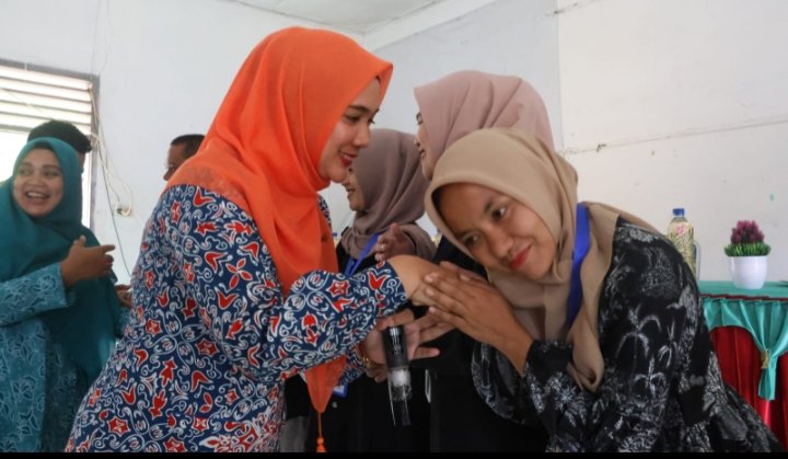 Ketua TP PKK Rosalina Dolly Pasaribu menyalami Tim Enumerator Survei Kesehatan Indonesia (SKI) untuk wilayah Kecamatan Angkola Selatan Kabupaten Tapsel.  (IST)