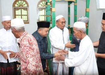 Masyarakat Batang Anģkola menyalami Bupati Tapsel Dolly Pasaribu yang sholat jumat Jumat di Masjid Al Mukhlisin di Dusun Purba Tua, Desa Benteng Huraba, Kecamatan Batang Angkola. (IST)