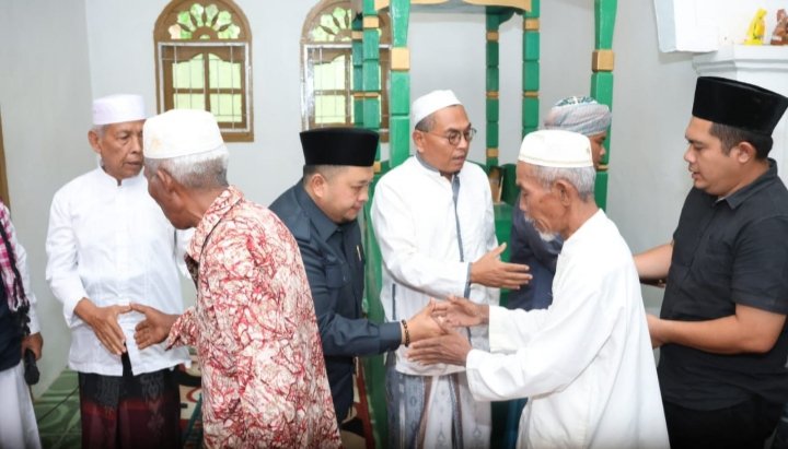 Masyarakat Batang Anģkola menyalami Bupati Tapsel Dolly Pasaribu yang sholat jumat Jumat di Masjid Al Mukhlisin di Dusun Purba Tua, Desa Benteng Huraba, Kecamatan Batang Angkola. (IST)