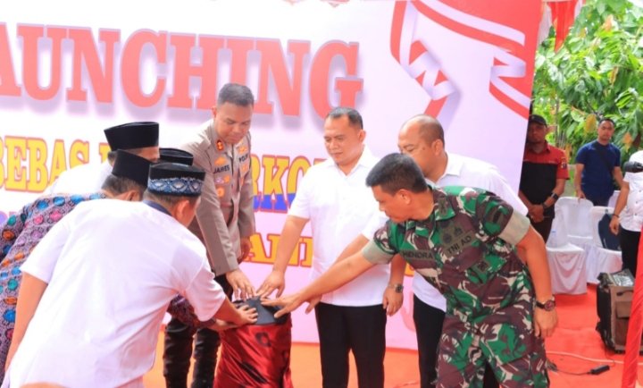 Kapolres beserta Bupati Labuhanbatu buka launching aplikasi kampung bebas narkoba. (IST)