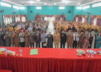 Wali Kota Padangsidimpuan Irsan Nasution foto bersama dengan peserta  Lokakarya/Workshop yang digelar Dewan Pendidikan di Aula MAN 2 Padangsidimpuan. (IST)