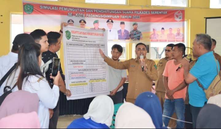 Kadis PMD Kota Padangsidimpuan Ismail Fahmi Siregar S.Sos, saat memaparkan Simulasi Pemungutan dan Penghitungan Suara Pilkades serentak 2023. (IST)