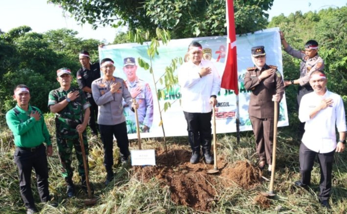 Bupati Tapsel Dolly Pasaribu bersama unsur Forum Forkopimda melakukan penanaman pohon secara simbolis di Mapolres Tapsel, Jalan Prof Lafran Pane, Kecamatan Sipirok, Rabu (23/8). (IST)